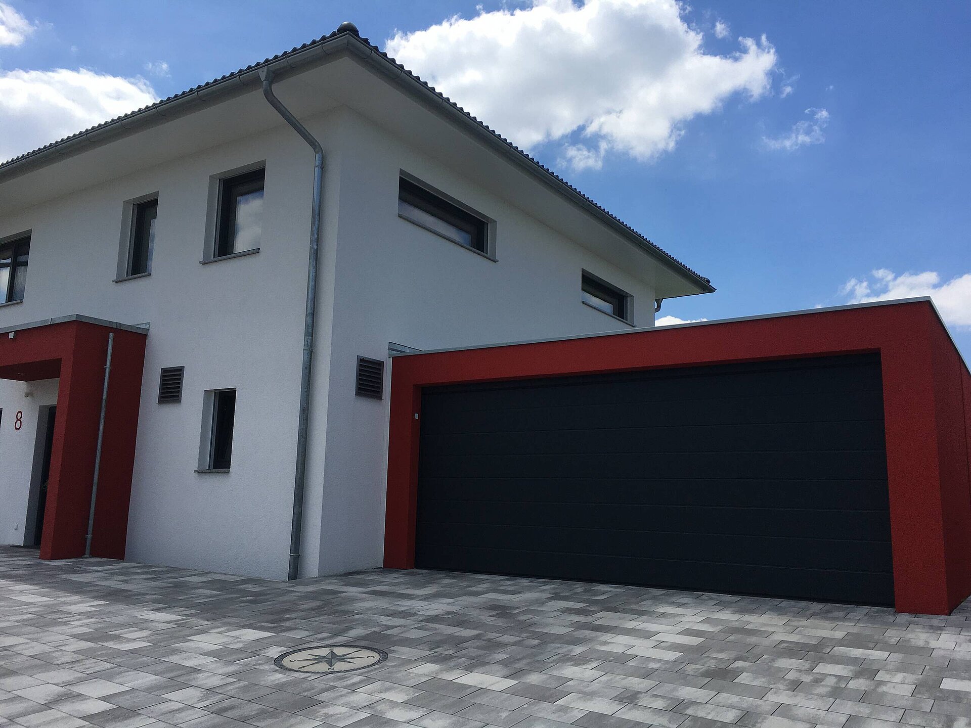 Nordseite mit Doppelgarage