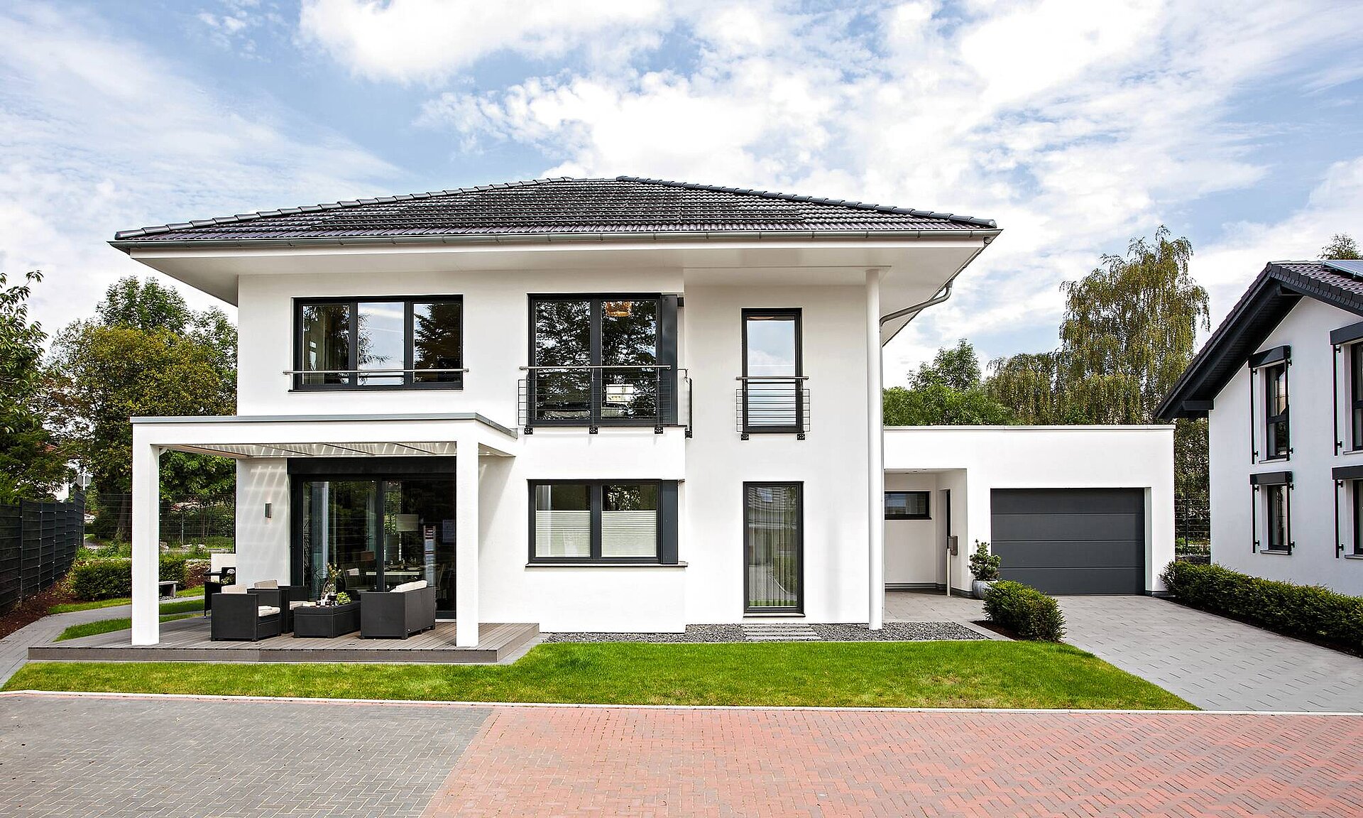 Das Ausstellungshaus in Wuppertal überzeugt mit einer stilvollen Außengestaltung Eco-friendly prefab house with photovoltaic system
