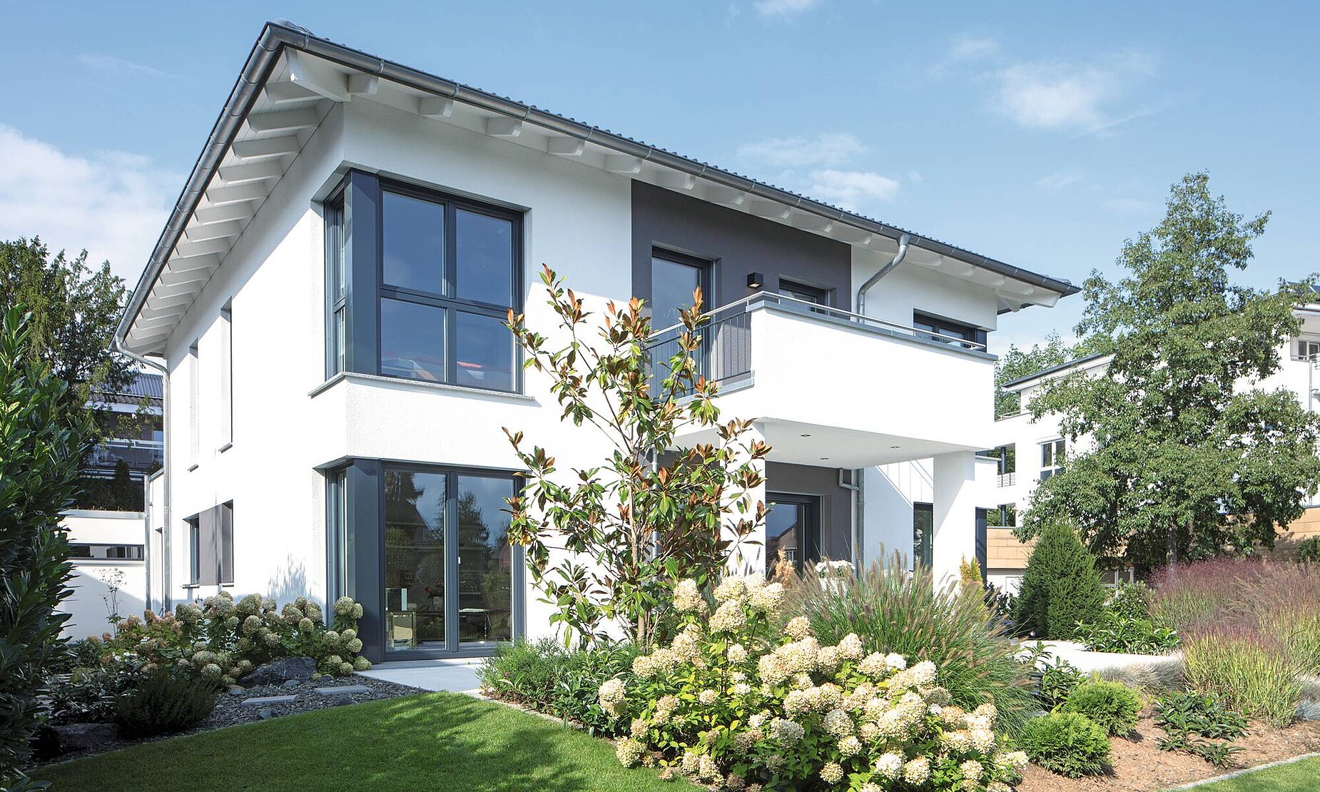 Haus mit Walmdach, Stadthaus mit Gartenanlage