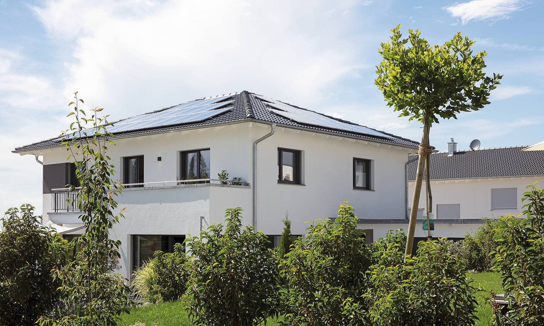 Stadthaus mit Walmdach und Photovoltaik