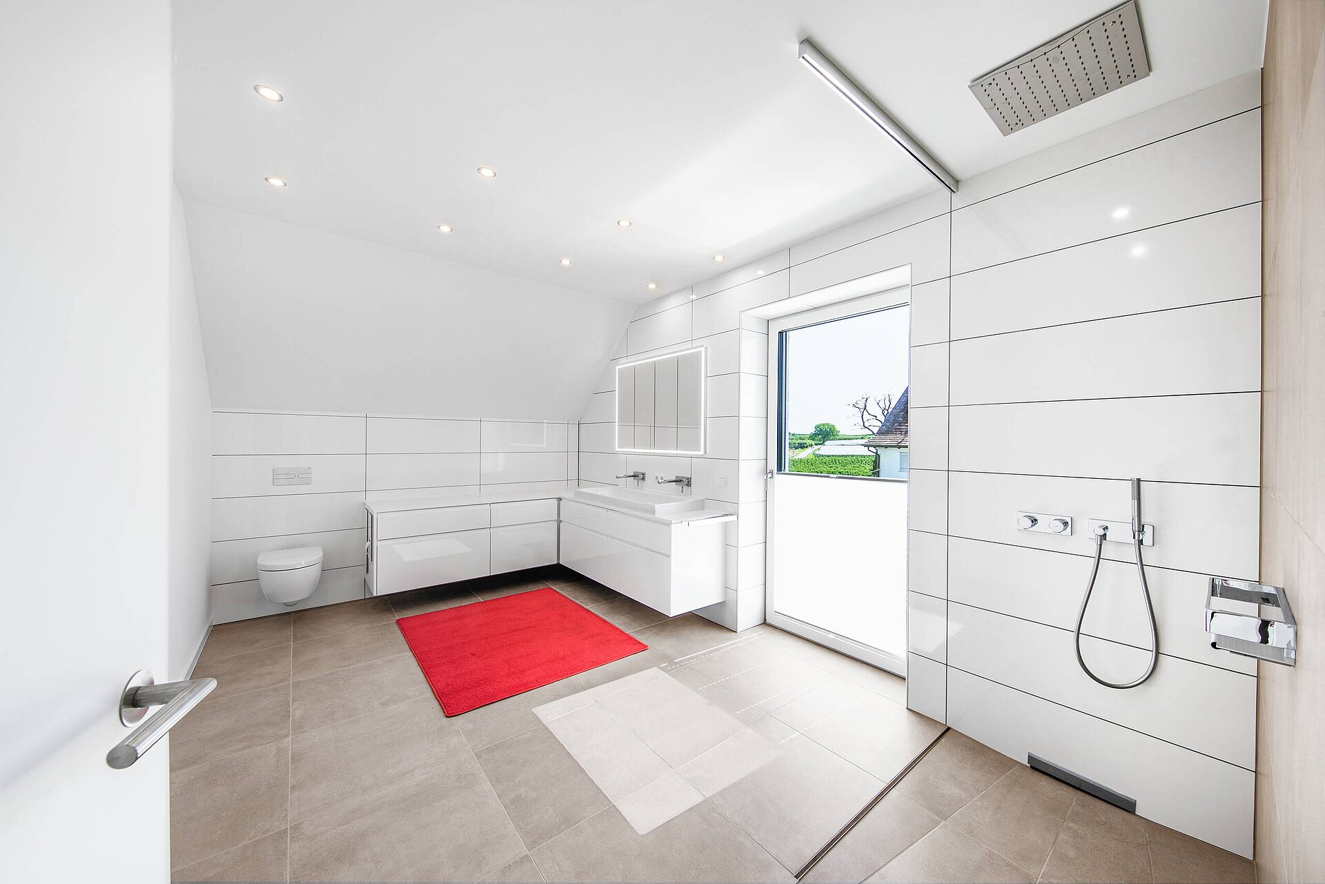 Badezimmer mit Fliesendusche