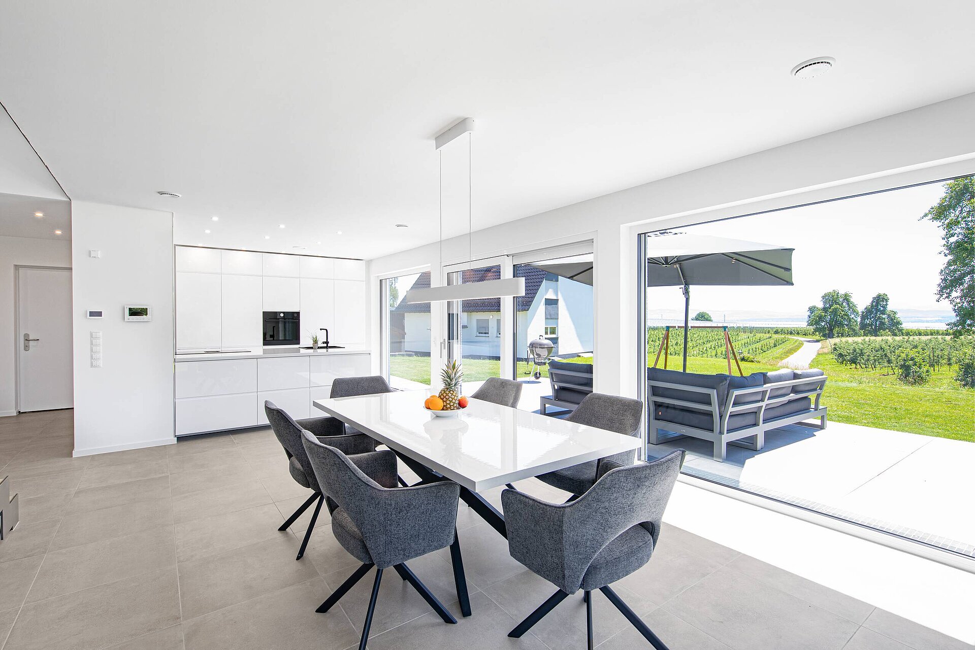 Esszimmer mit großen Panoramafenstern