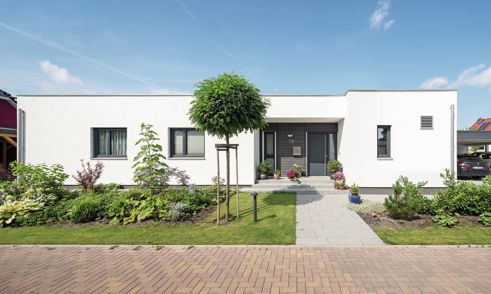 Winkelbungalow Putz weiss mit Flachdach