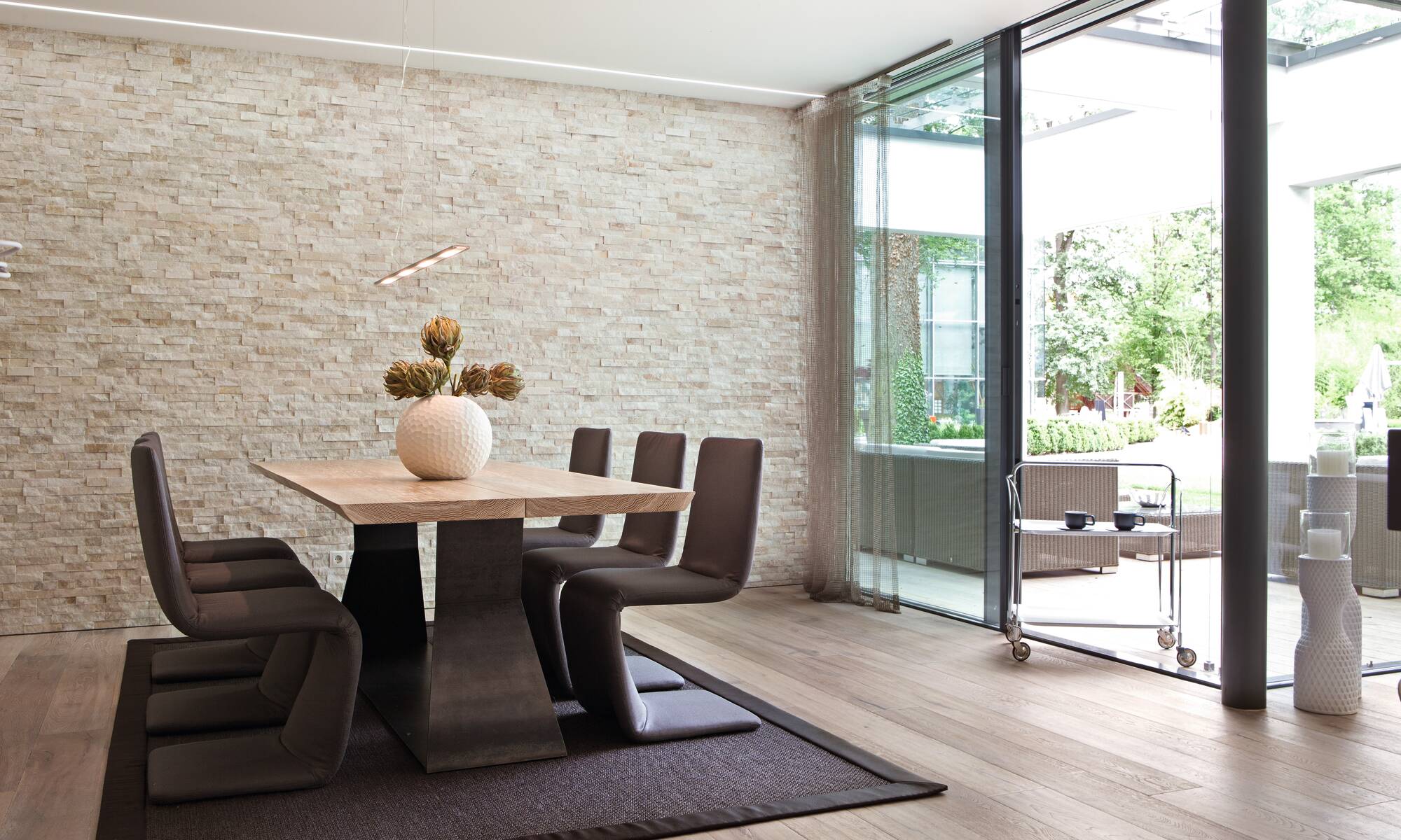 Wohnraum mit Bruchsteinmauer in der World of Living in Rheinau-Linx