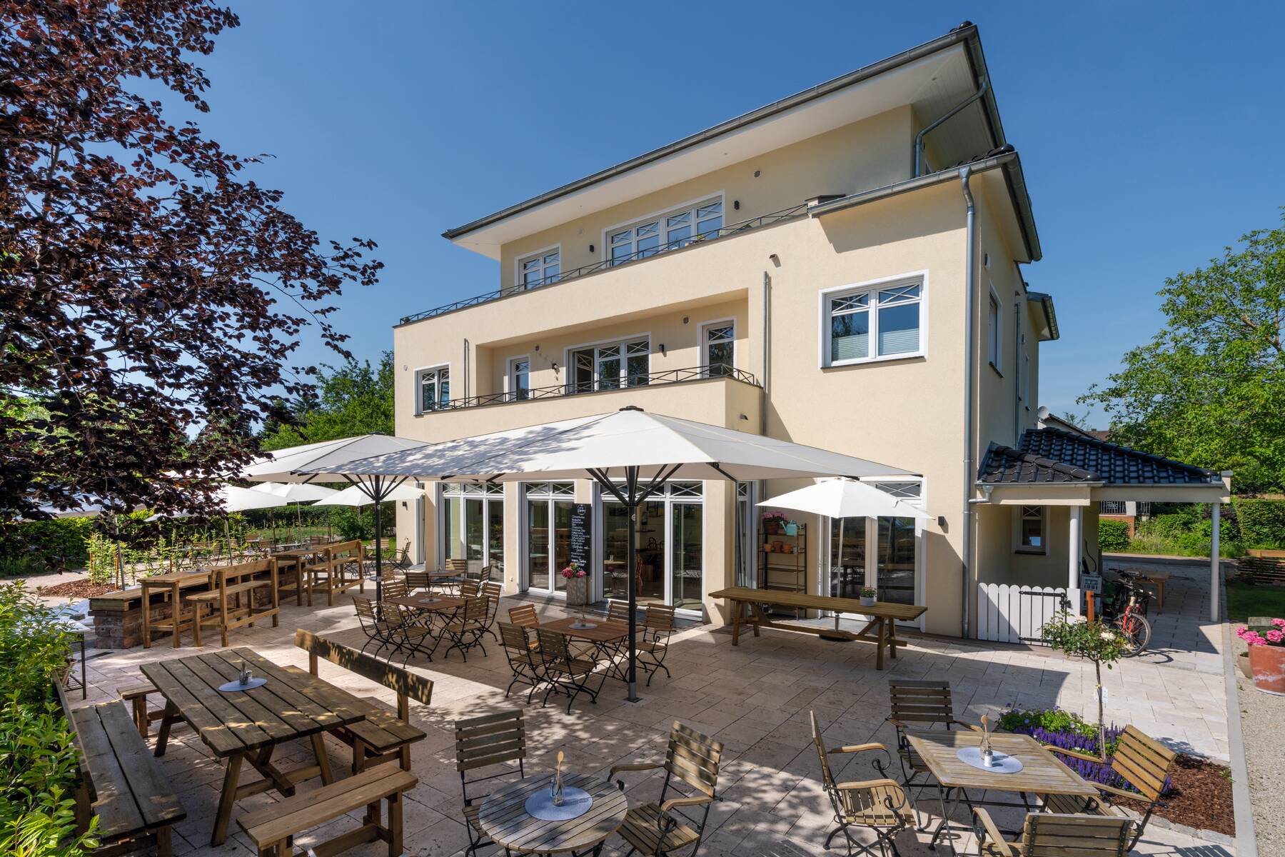 Wohnhaus mit Café