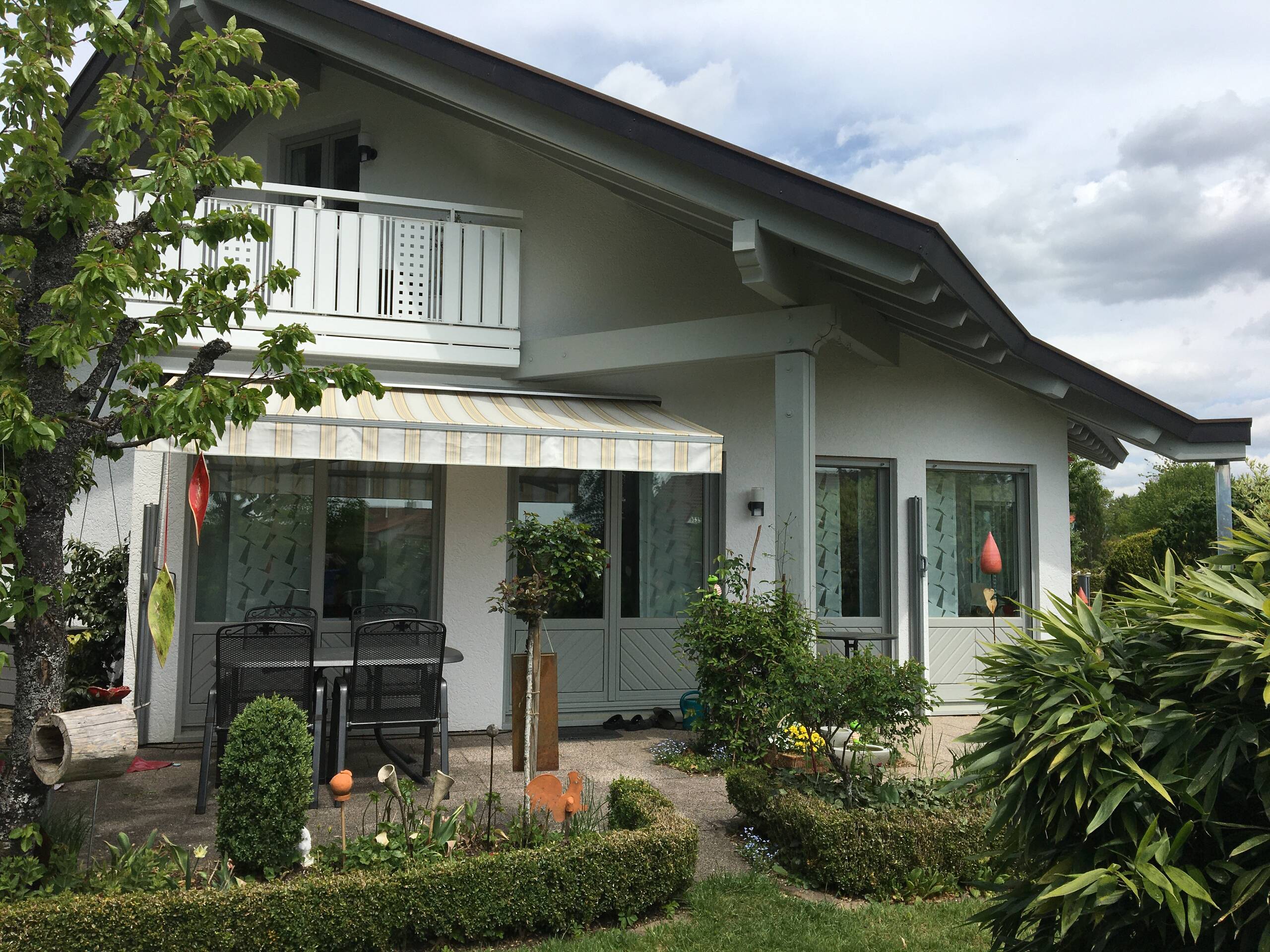 Seitenansicht Terrasse u. Balkon