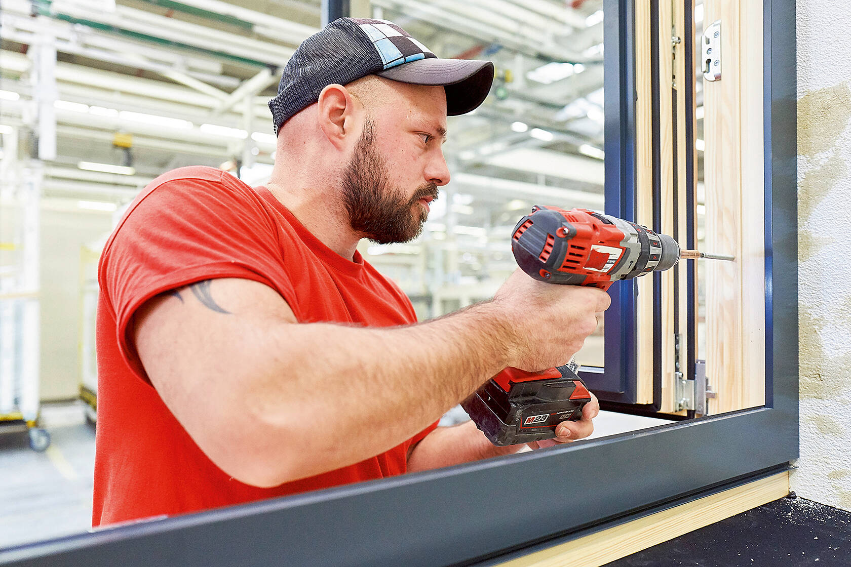 WeberHaus Mitarbeiter bei der Fenster-Montage Mitarbeiter Produktion
