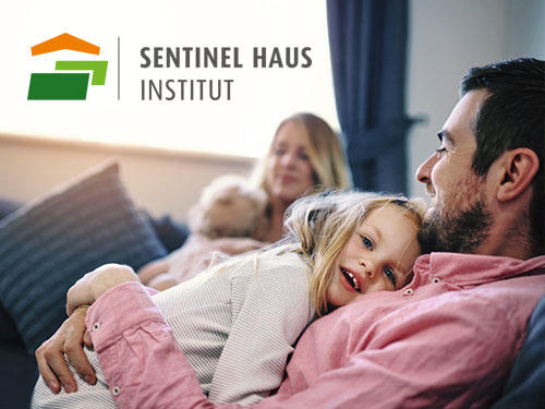 Sentinel Haus Institut - Familien auf Couch