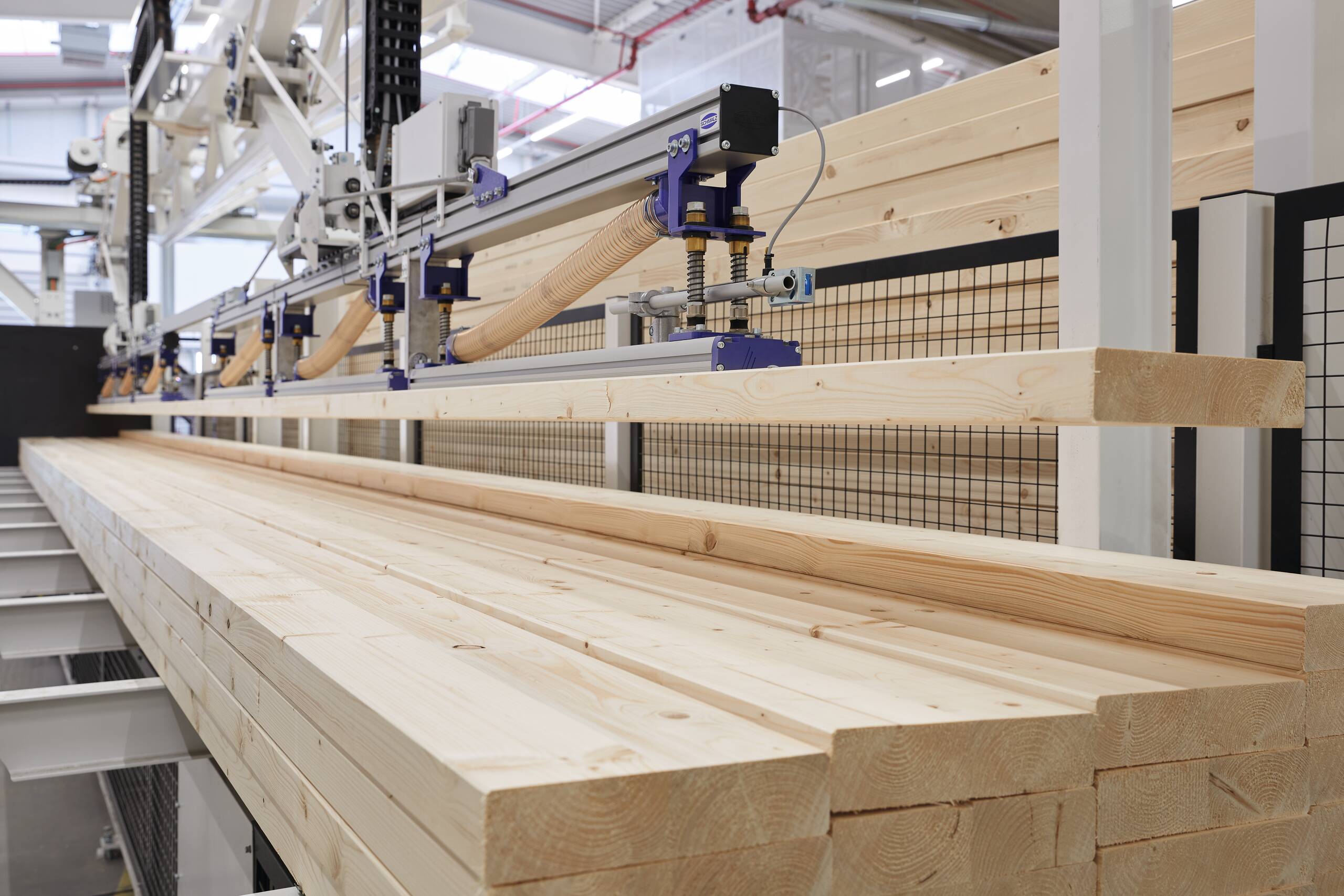 Automatisierter Holzzuschnitt in der Produktion bei WeberHaus