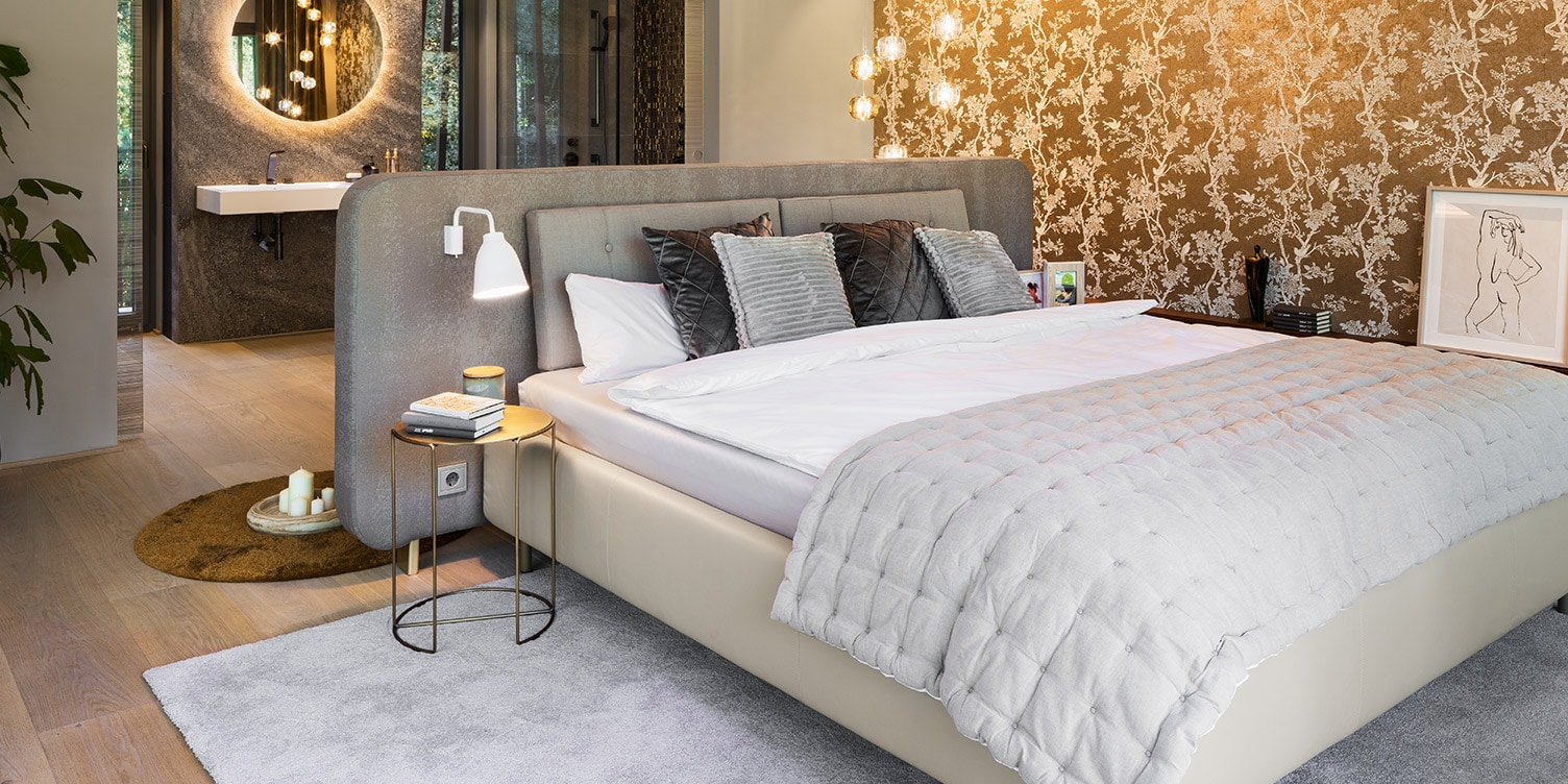 Opulente Akzente - Schlafzimmer in der Luxusvilla im Erlenpark Opulente Akzente - Schlafzimmer in der Luxusvilla im Erlenpark