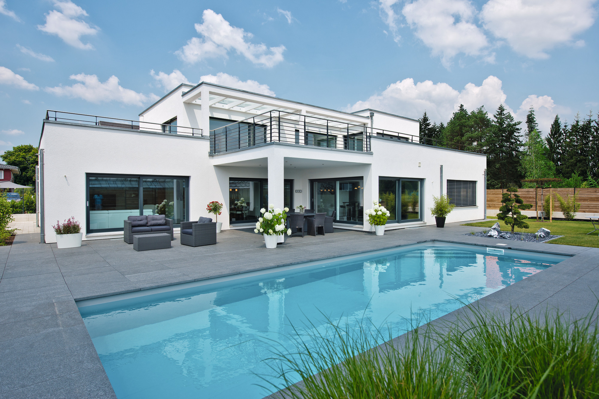Einfamilienhaus im Bauhaus-Stil mit Pool Einfamilienhaus im Bauhaus-Stil mit Pool