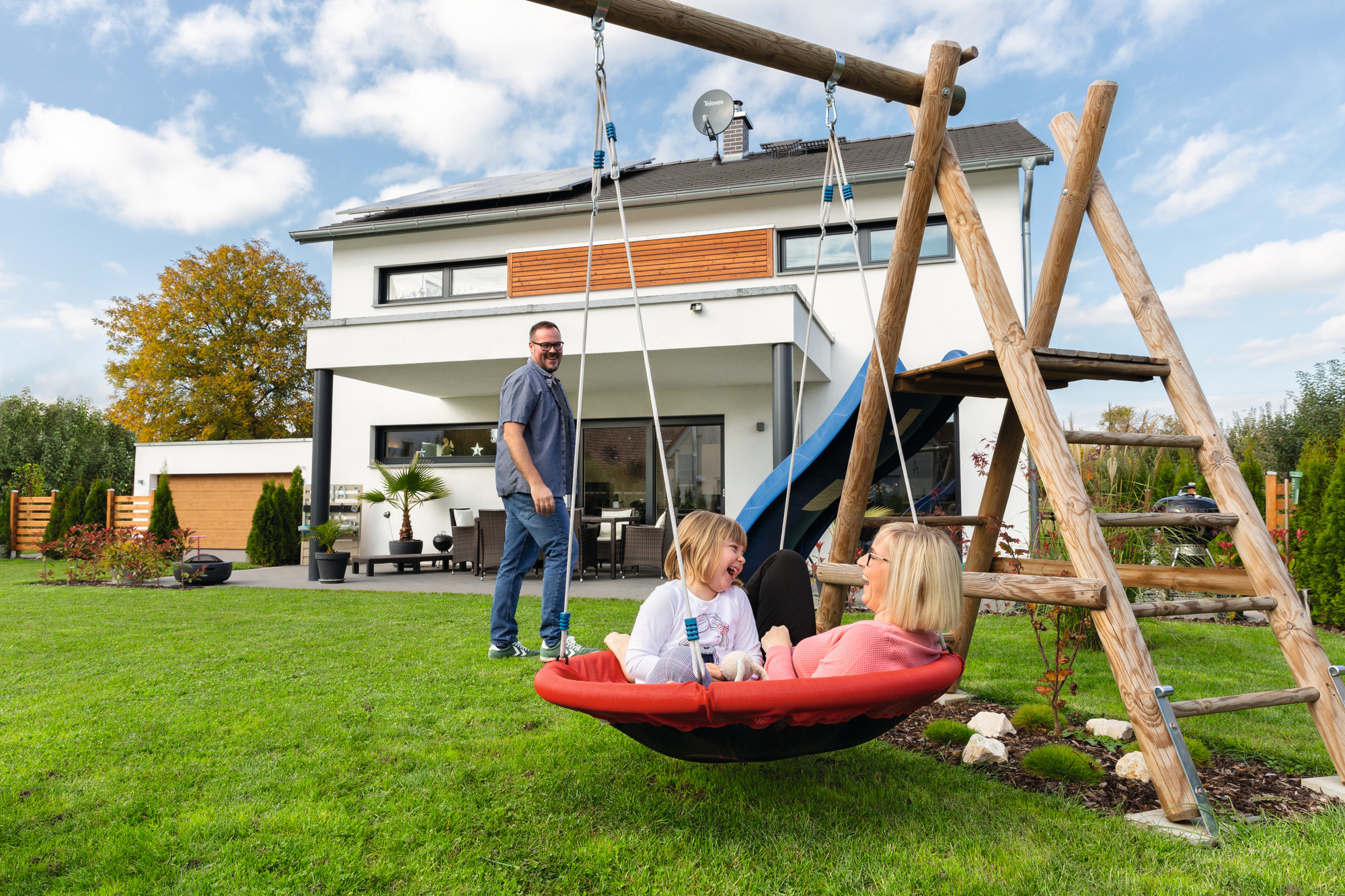 Einfamilienhaus glückliche Bauherren im Garten