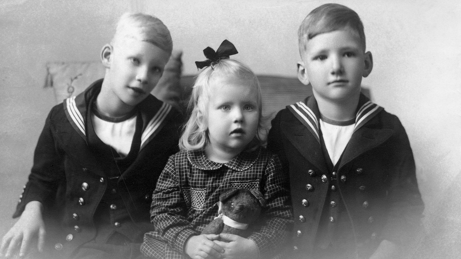 Die drei Geschwister: Wilhelm, Gretel und Hans Weber (rechts).