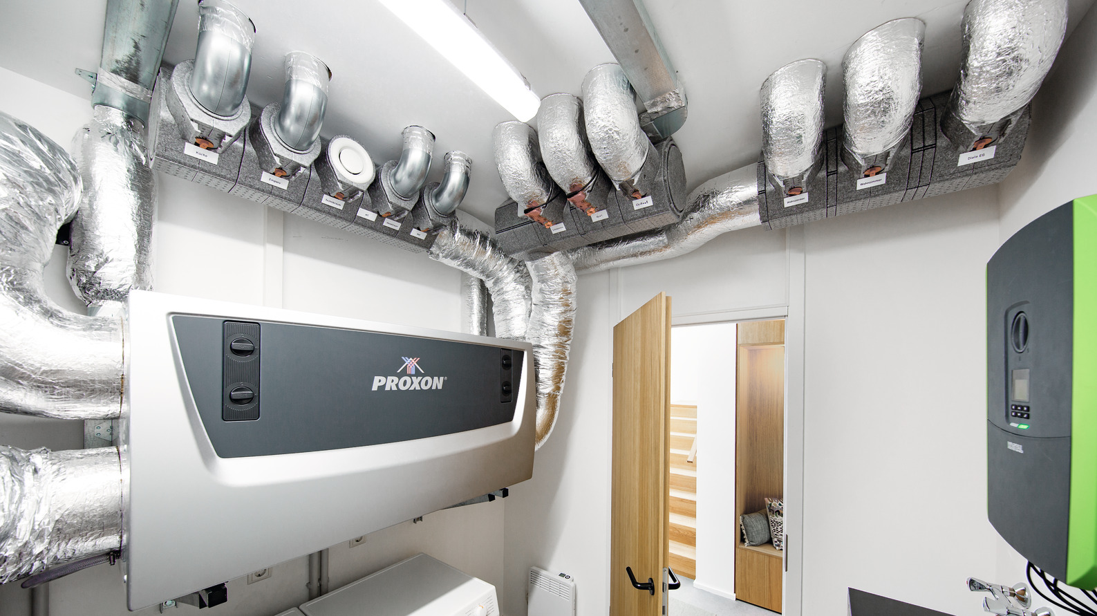 Technikraum für Heiztechnik mit Wärmepumpe von Proxon