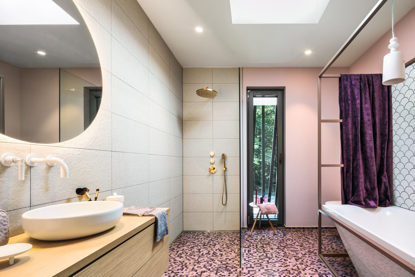 Badezimmer mit Badewanne, ebenerdiger Duschkabine und Mosaikfliesen Badezimmer mit Badewanne, ebenerdiger Duschkabine und Mosaikfliesen