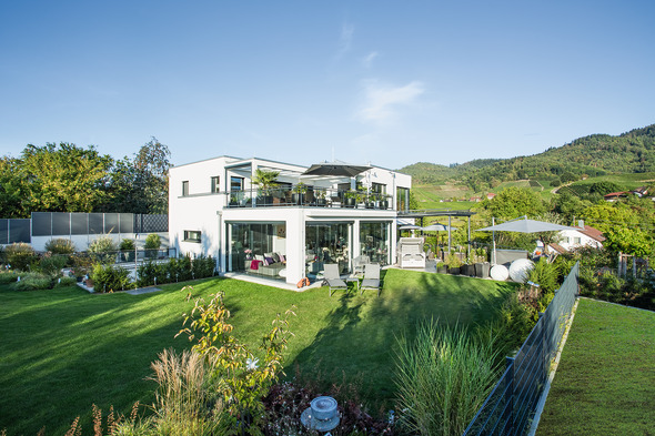 Fertighaus in Bauhausstil mit Balkon, Terrasse und Garten