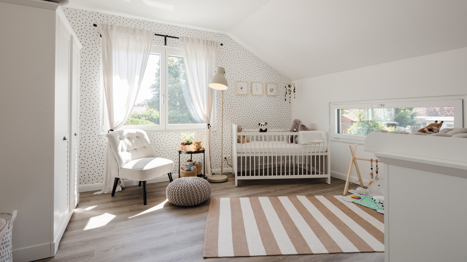 Babyzimmer mit Babybett und Wickelkommode