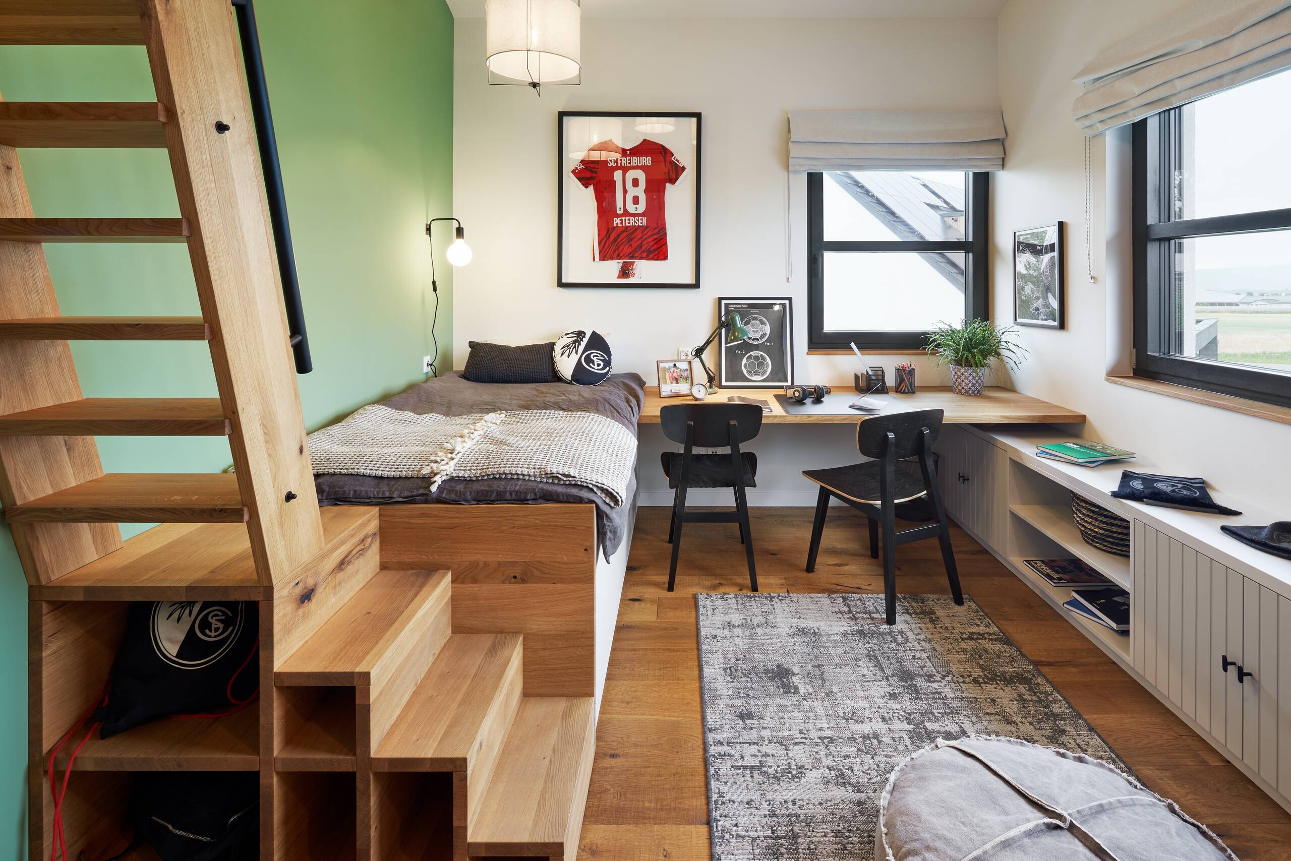 Schönes Kinderzimmer mit Stauraum SC Freiburg Kinderzimmer