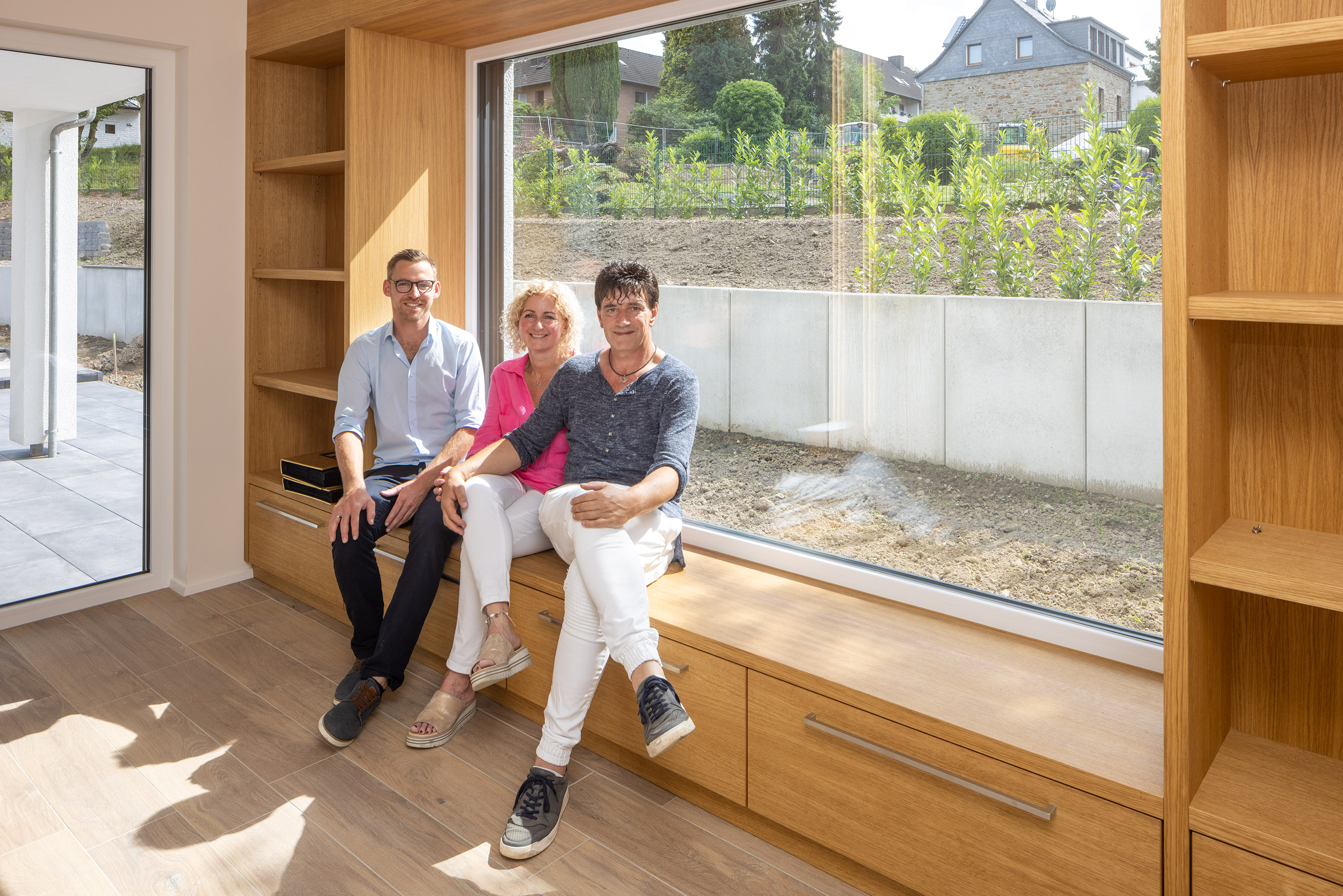 Bauleiter Dennis Beuge mit den Bauherren Dennis Beuge, Katrin und Ingo Spohr