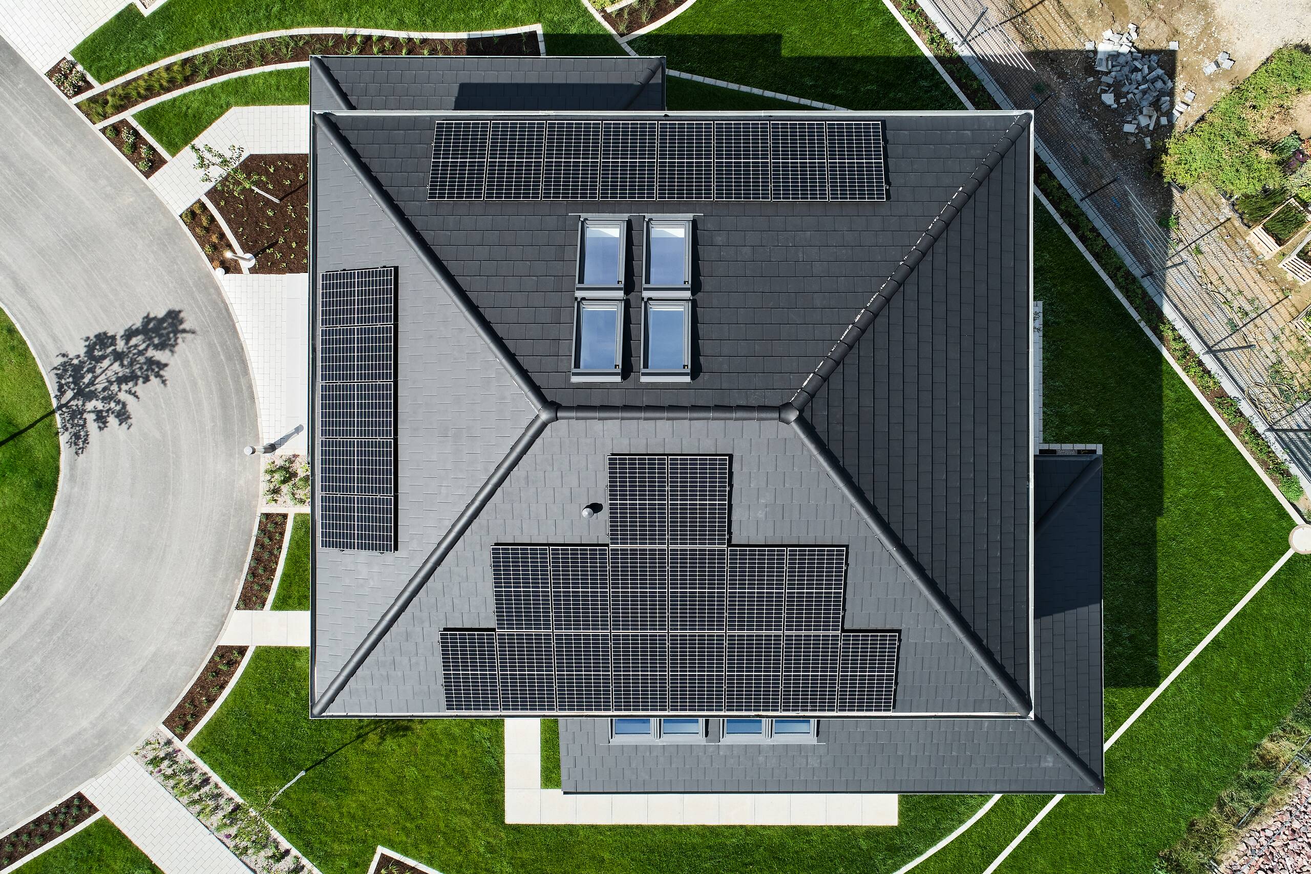 Walmdach mit Photovoltaik und Dachflächenfenstern Walmdach mit Photovoltaik und Dachflächenfenstern