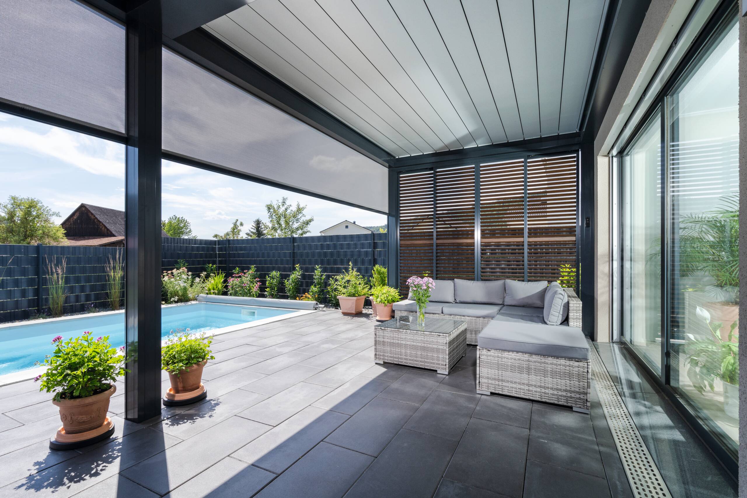 Terrassenansicht mit Pool