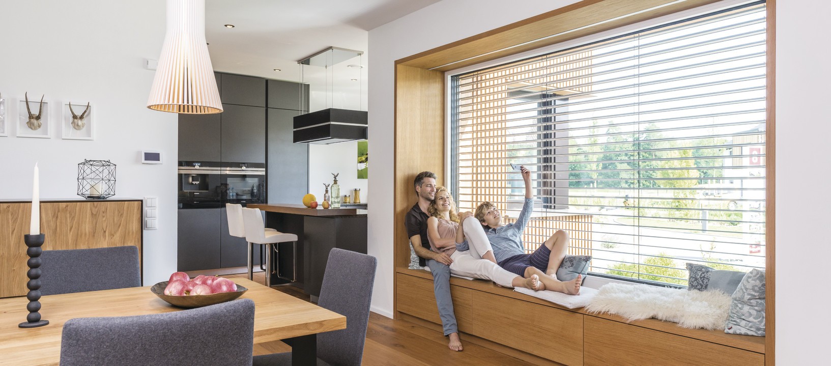 Wohnbereich mit großem Fenster
