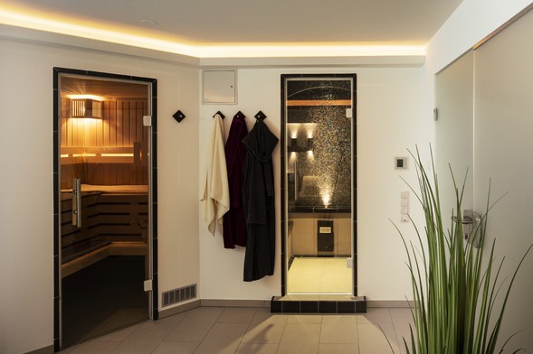 Wellness-Bereich mit Sauna und Dampfbad Wellness-Bereich mit Sauna und Dampfbad