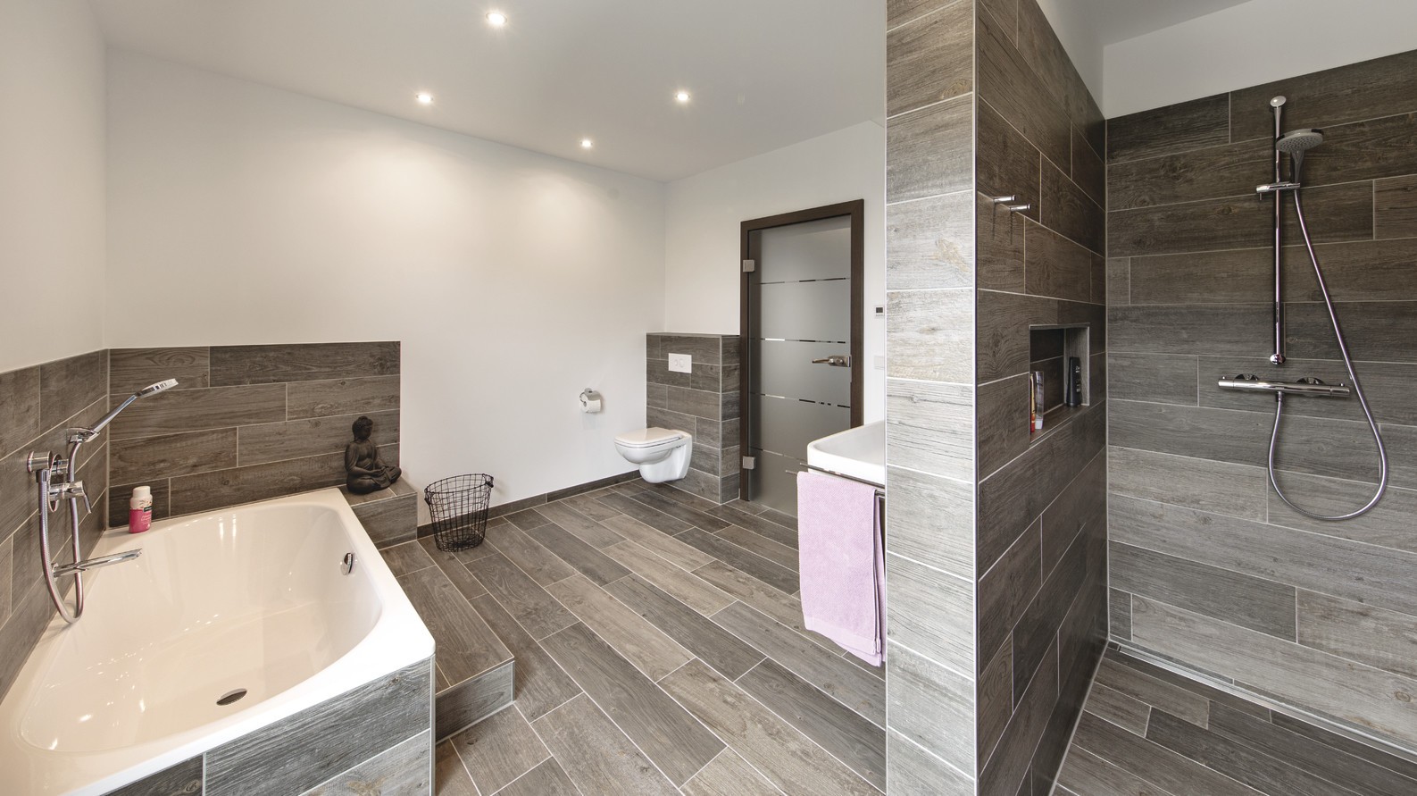 Modernes Badezimmer mit Badewanne und ebenerdiger Dusche Modernes Badezimmer