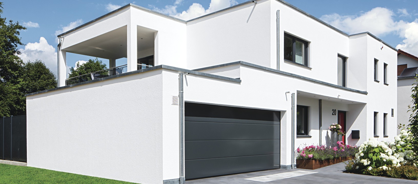 Zweigeschossiges Flachdachhaus seitliche Ansicht