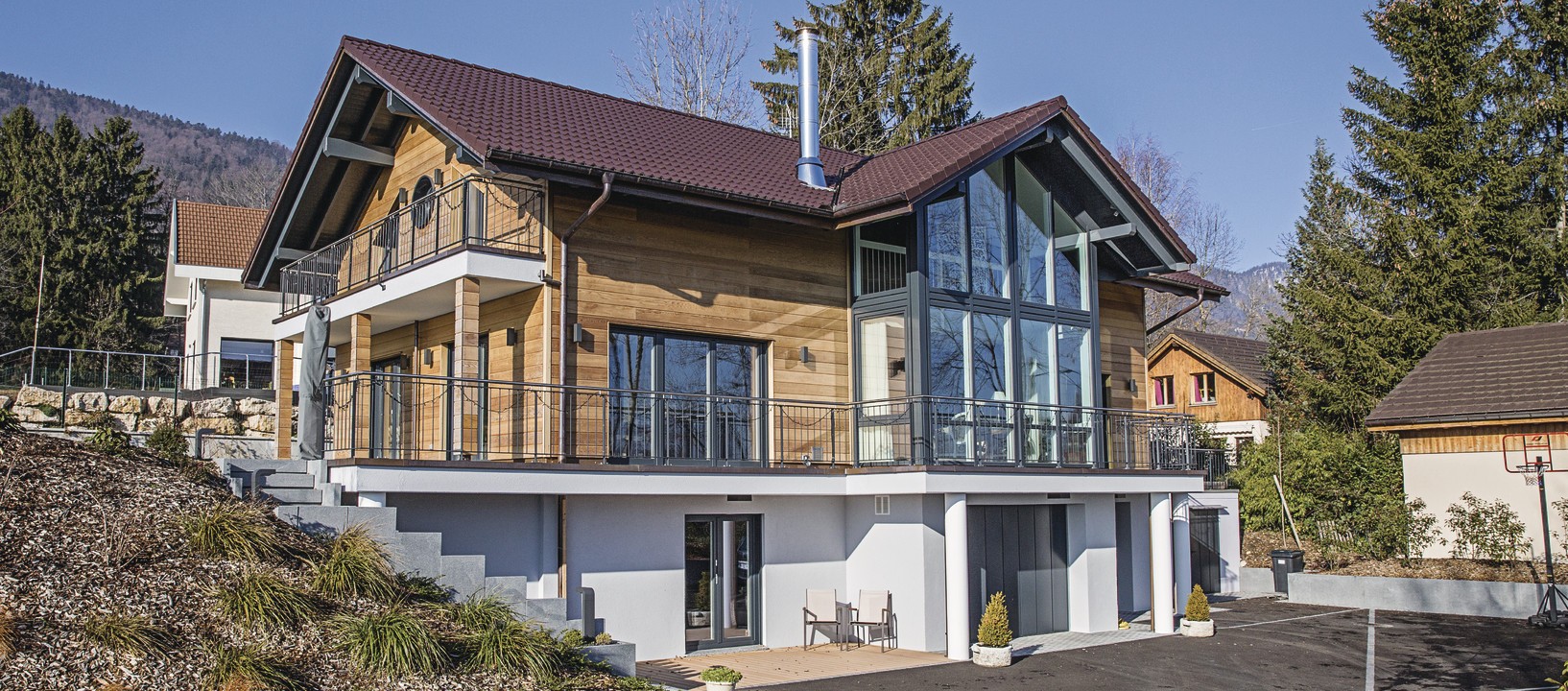 Haus am Hang mit Holzverschalung