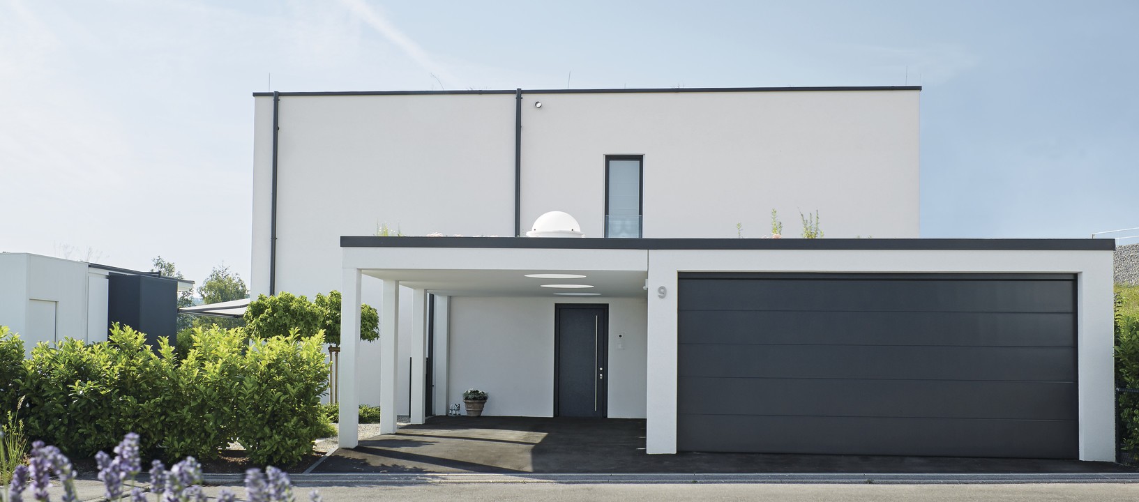 modernes 2-geschossiges Haus mit Flachdach