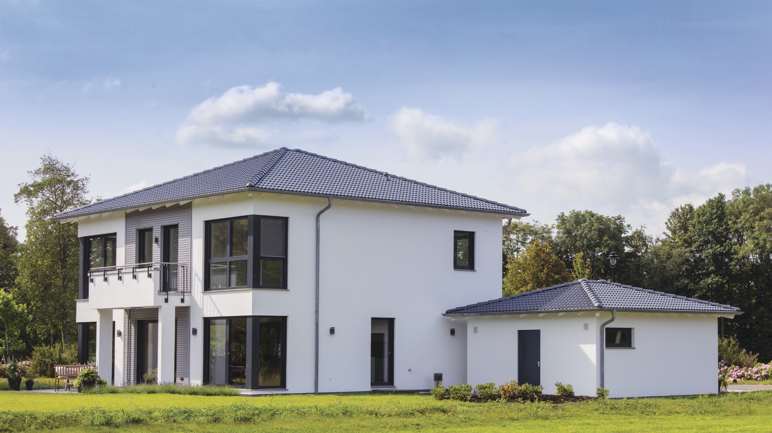 Zweigeschossige Stadtvilla mit Garage Modernes zweigeschossiges Kundenhaus