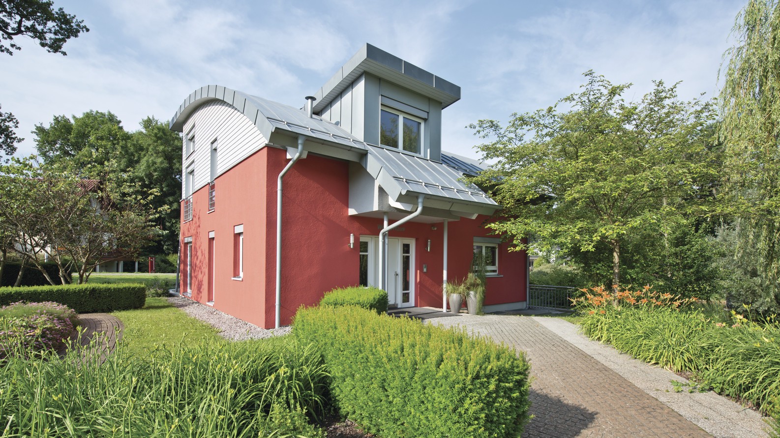 Musterhaus Rheinau-Linx Hauseingangsbereich mit Überdachung Tonnendachgaube Musterhaus Rheinau-Linx Außenansicht