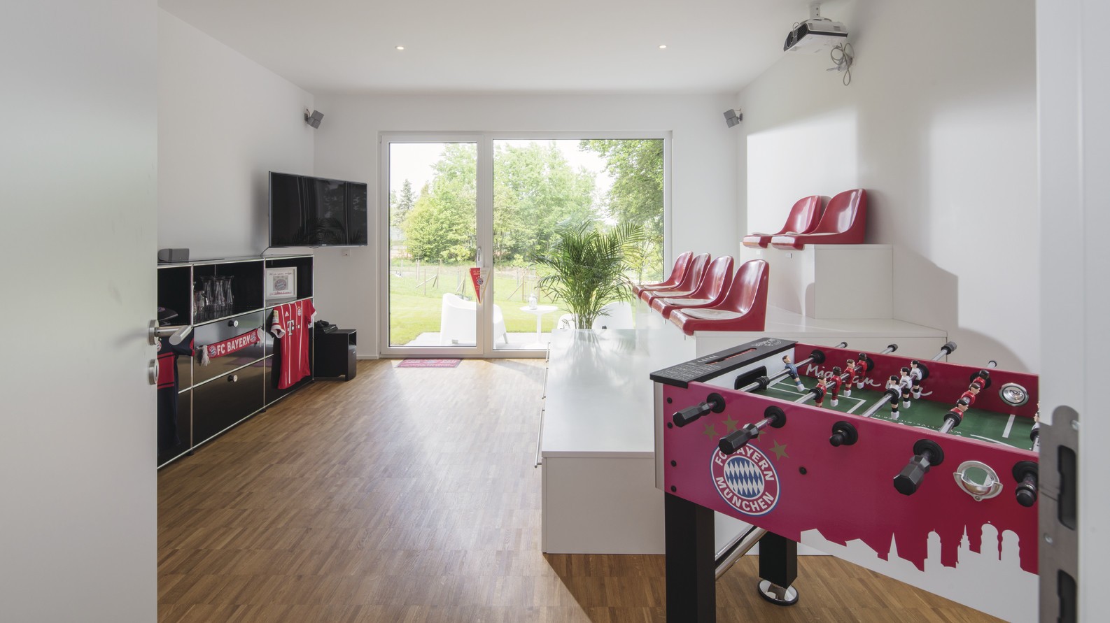 Fernsehraum mit Beamer, Tribüne und Tischkicker Fernsehraum mit Beamer und Tribüne