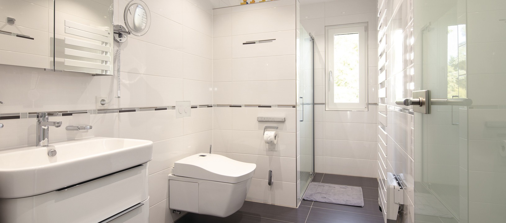 Badezimmer mit Dusche WC und Glastür