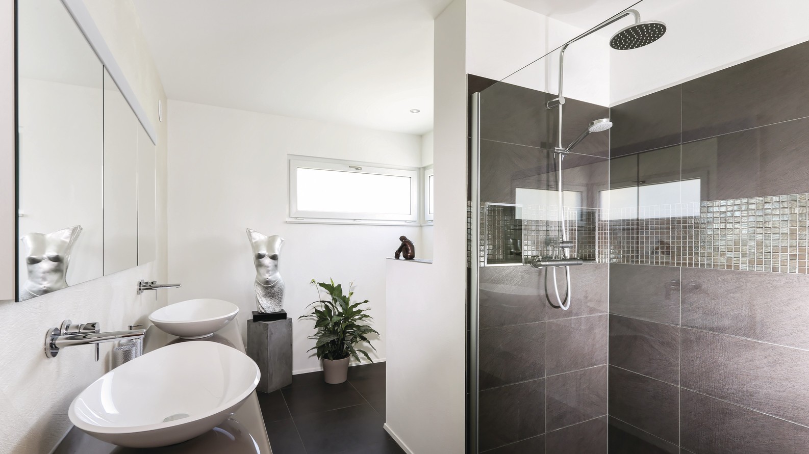Modernes Bad mit Dusche in brauntöne gefliest modernes Badezimmer