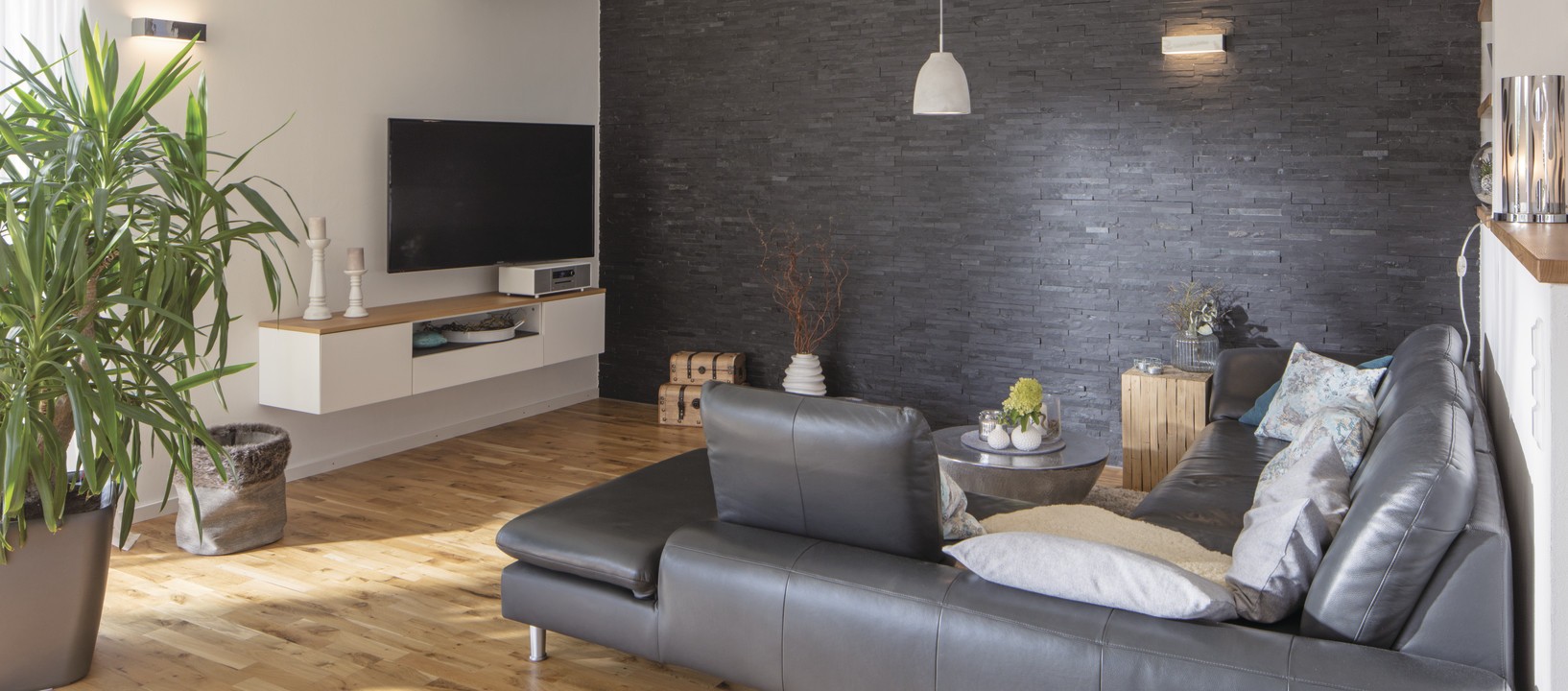 Wohnzimmer Wand mit Steinfliesen