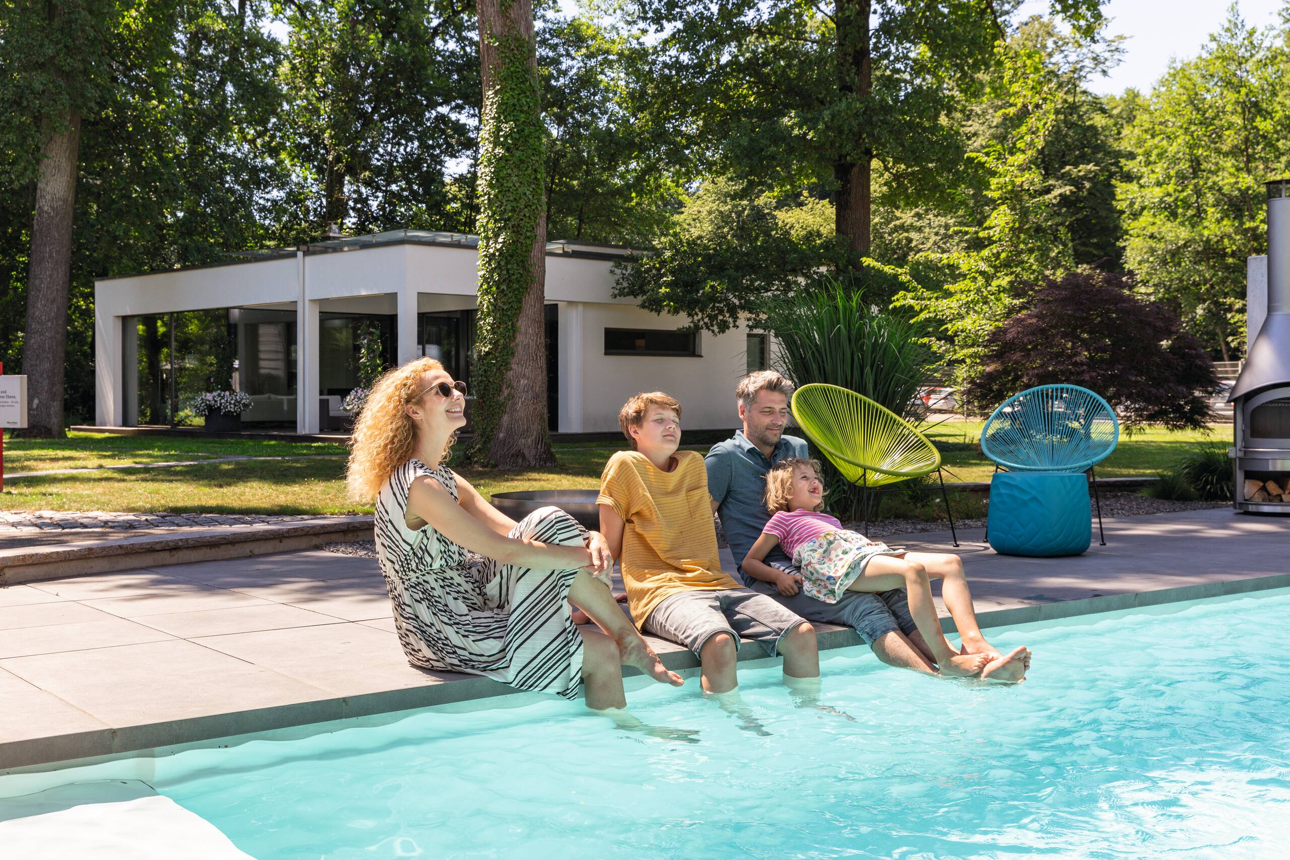 World of Living, Erlenpark, Familie sitzt am Pool