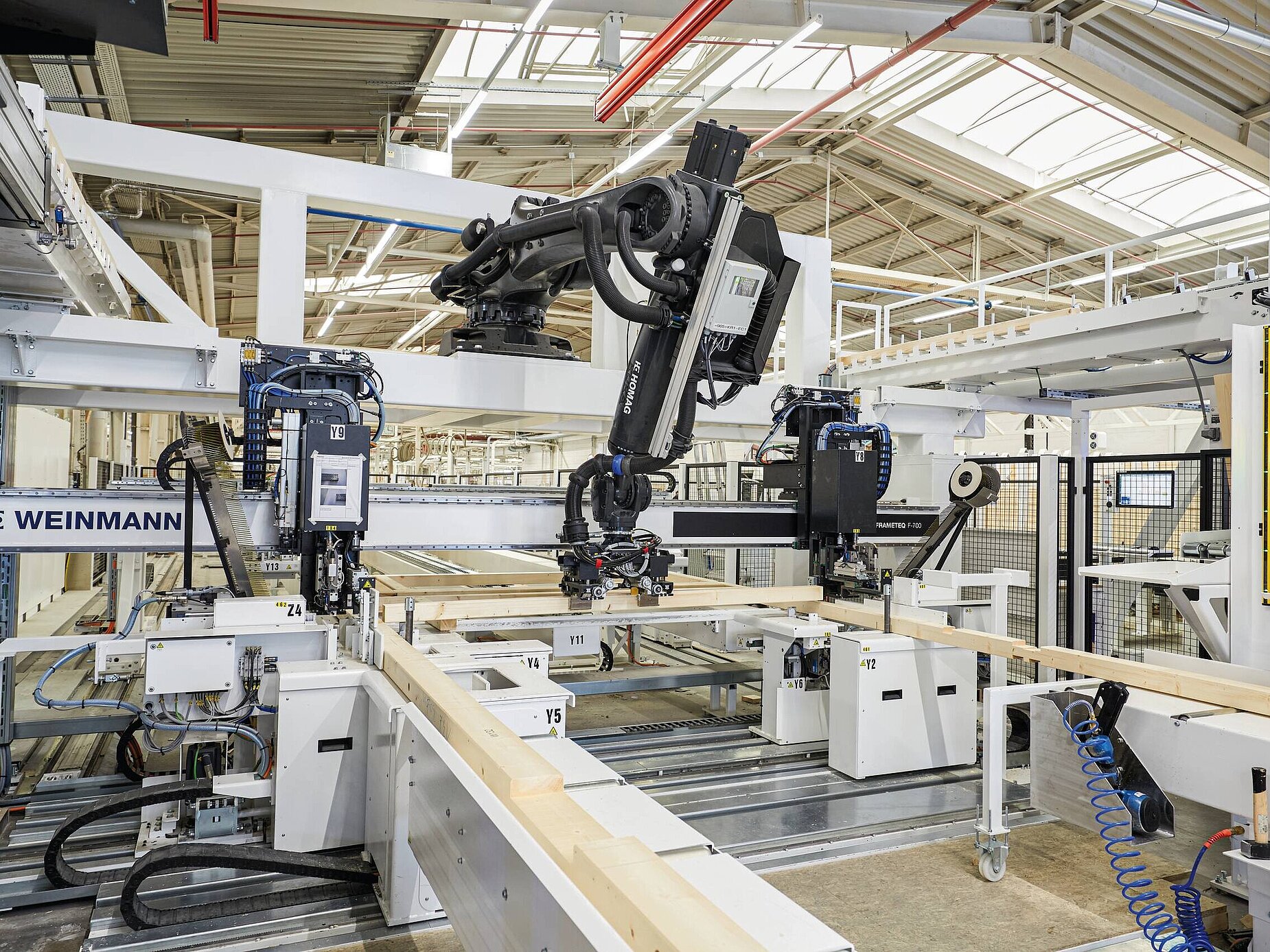 Smarte Robotik im Holzhaus Fertigungsprozess bei WeberHaus