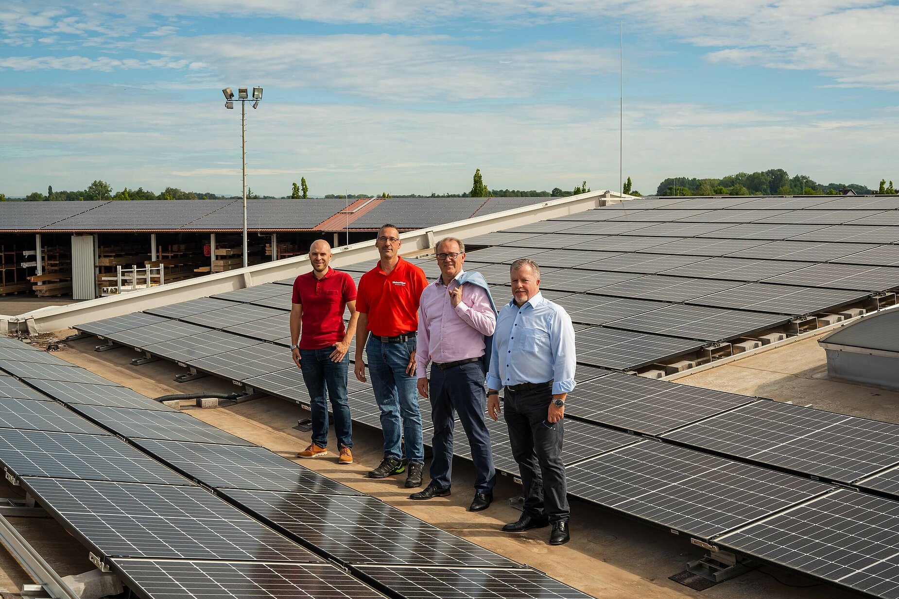 Große Photovoltaik-Anlage auf Produktionsdächern