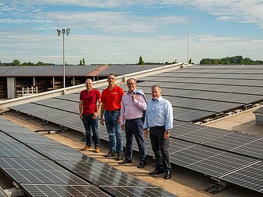 Große Photovoltaik-Anlage auf Produktionsdächern