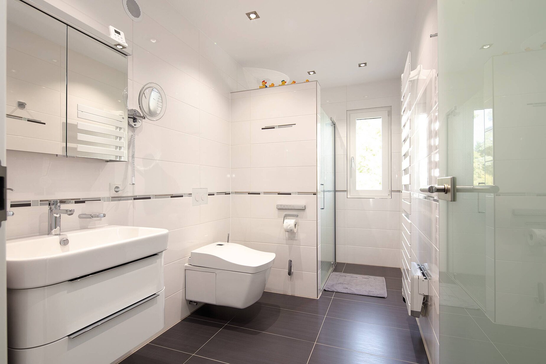 Badezimmer mit Dusche WC und Glastür