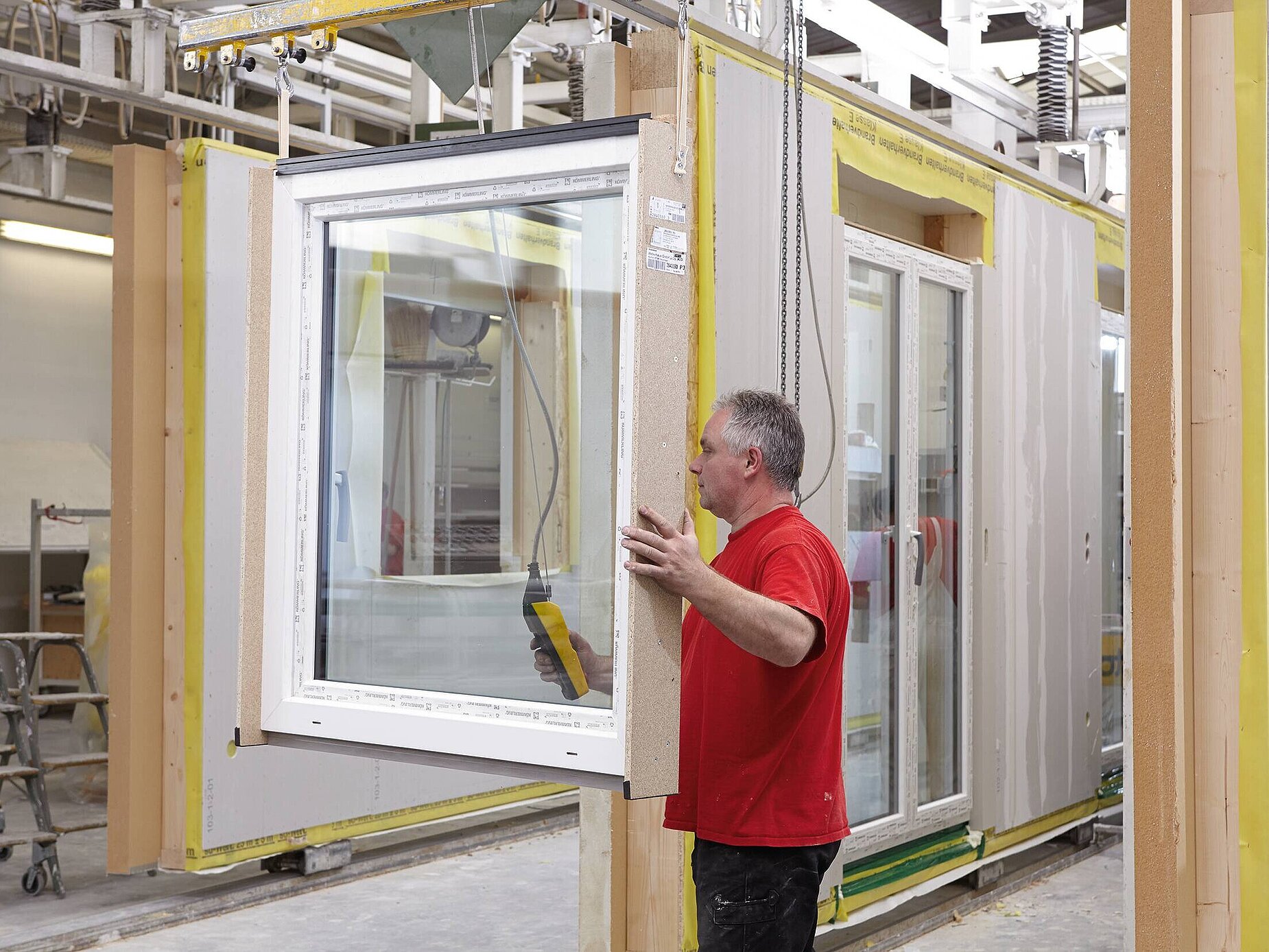 WeberHaus stehende Wandfertigung - Außenwand Fenster-Einbau