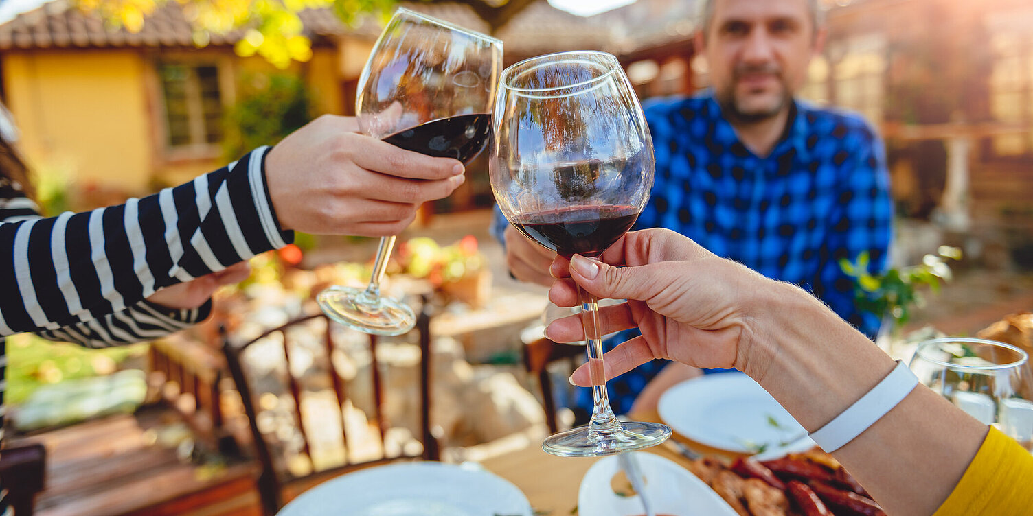 Wein und mediterranes Essen mit Freunden