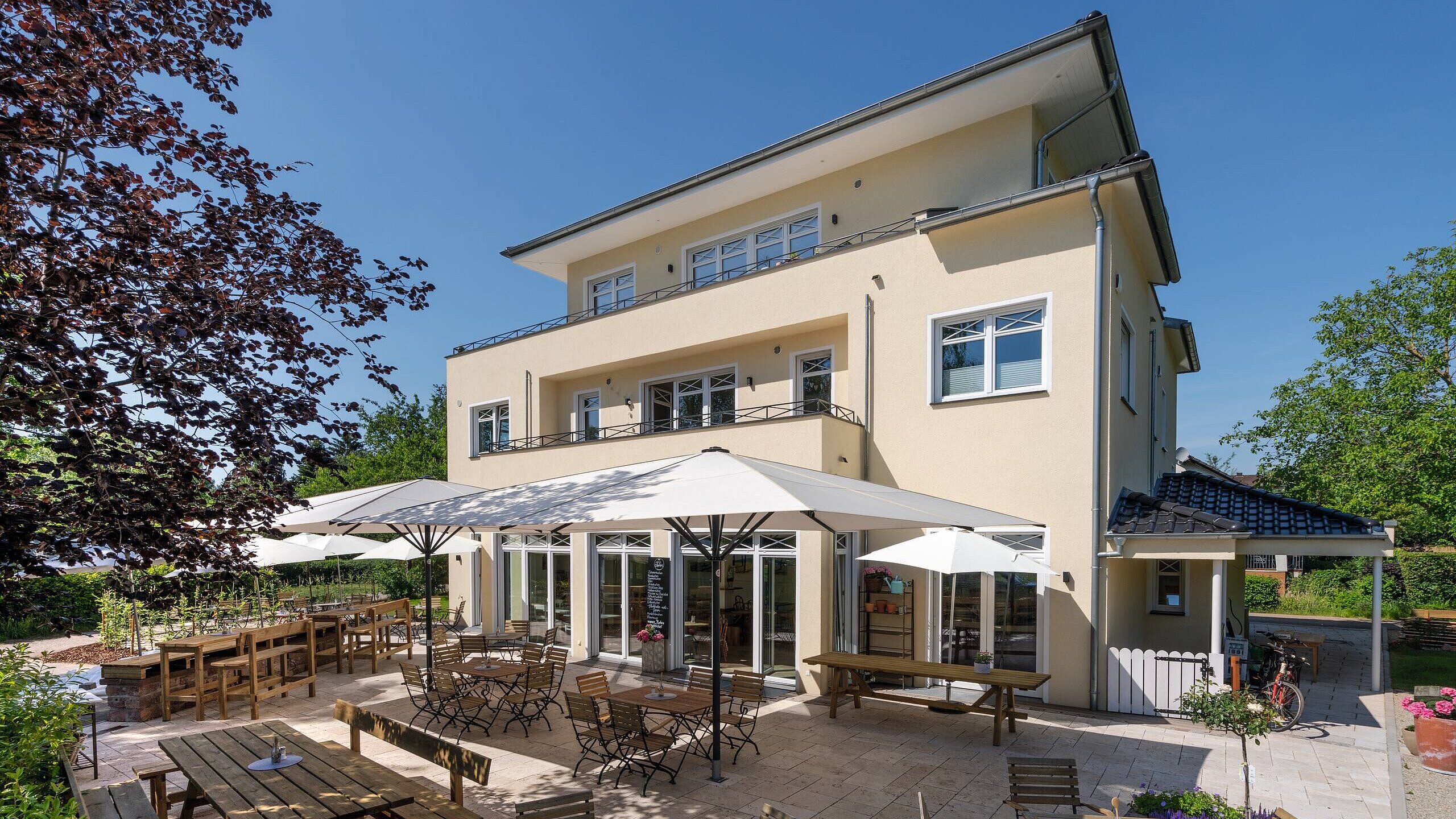 Wohnhaus mit Café Wohnhaus mit Café