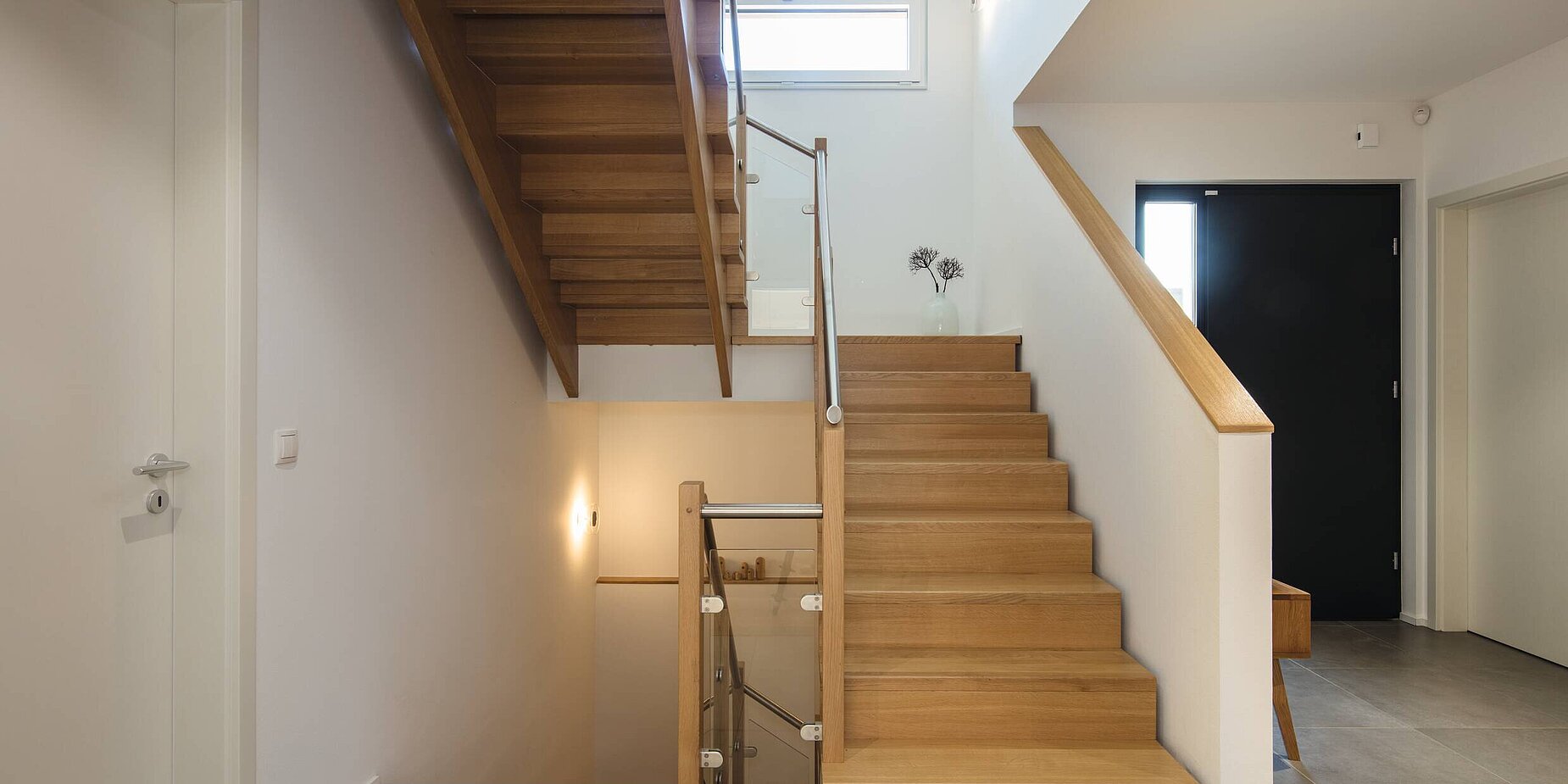 Flur mit Holztreppe