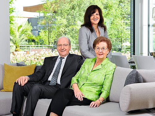 Familie Hans Weber sitzend auf dem Sofa