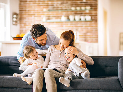 Familien spielt auf der Couch