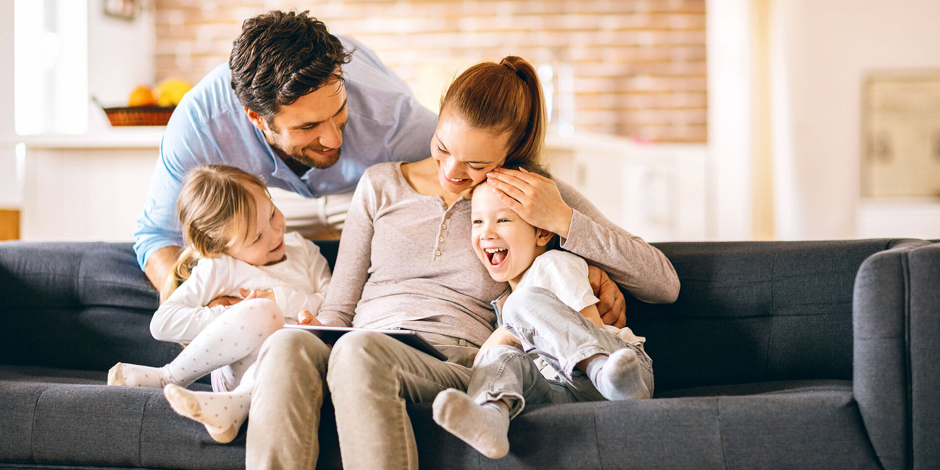 Familien spielt auf der Couch