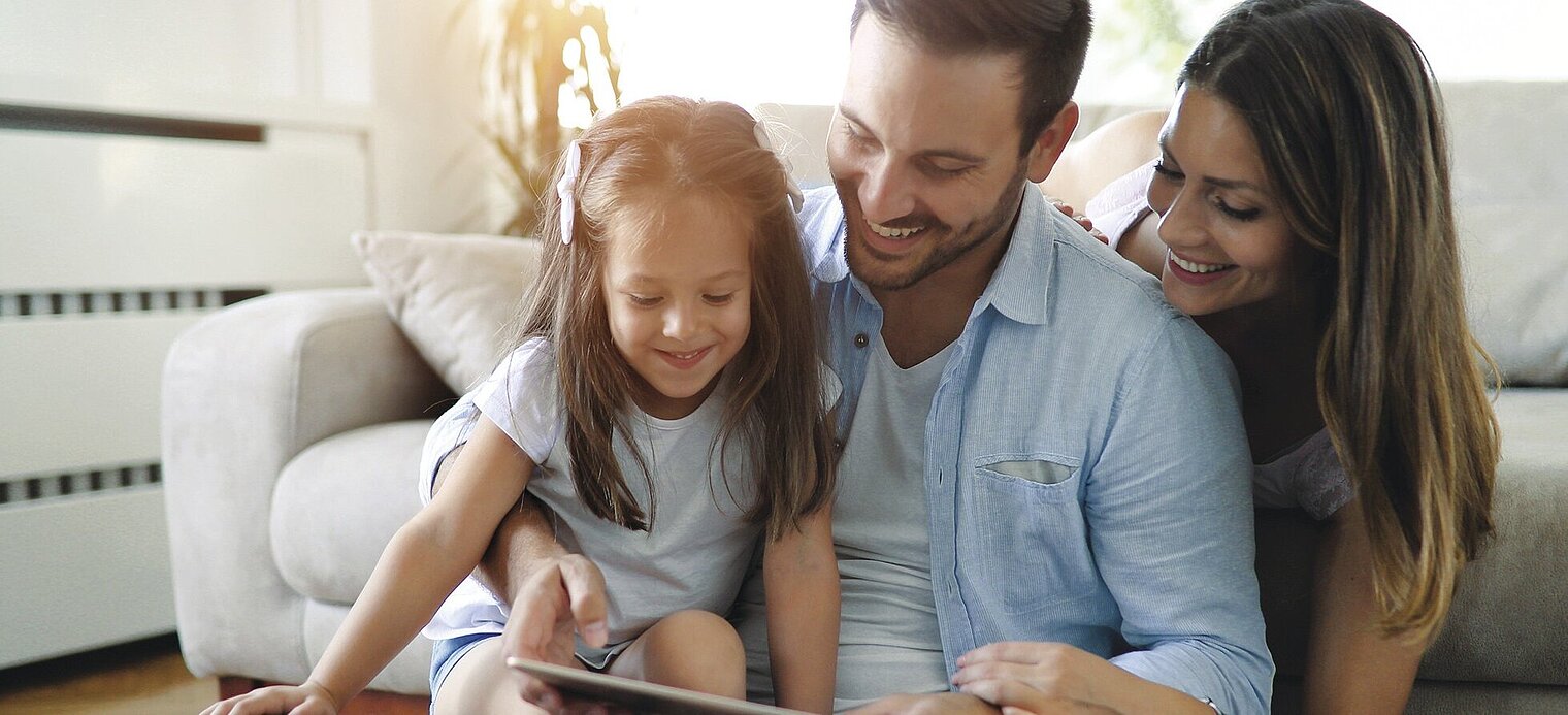 Familie mit Tablet